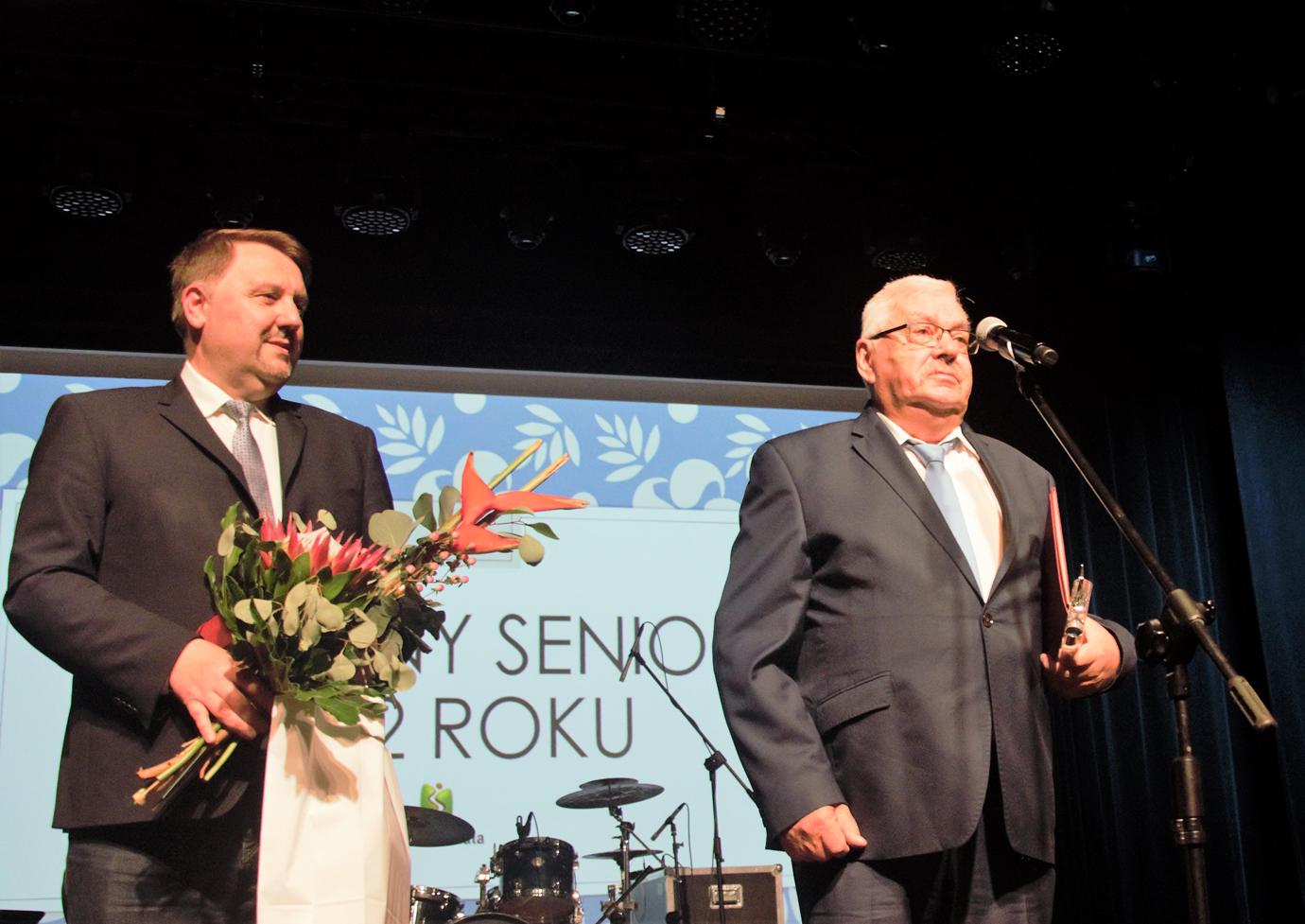 Aktywny Senior 2022 - Jacek Balicki w towarzystwie prezydenta miasta Jarosława Klimaszewskiego